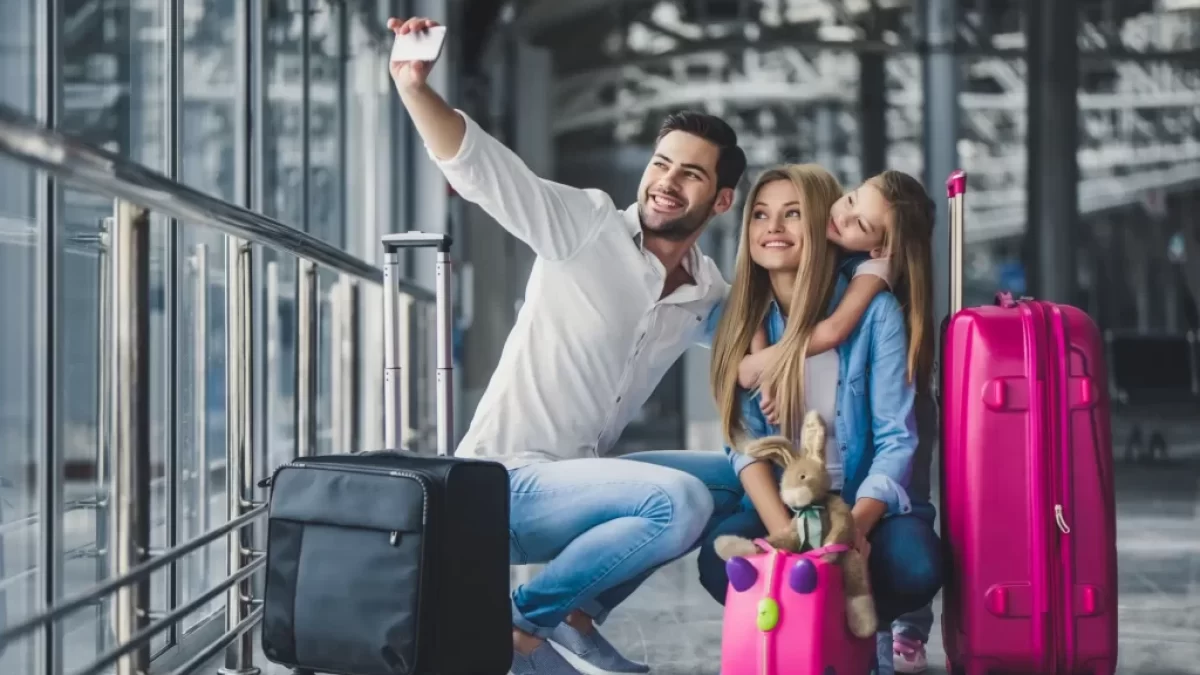 Rodina si dělá selfie na letišti