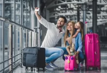Rodina si dělá selfie na letišti