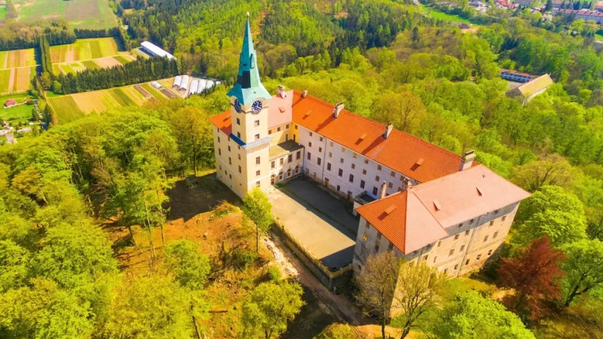 Pohled na zámek Zelená hora
