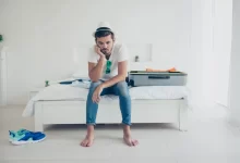 Nešťastný muž s kufrem na dovolenou