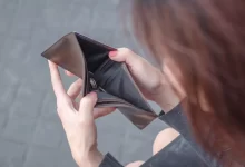 Žena se dívá do peněženky