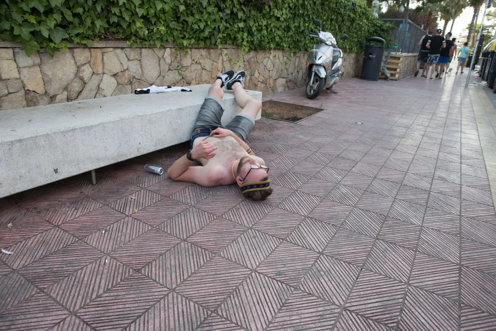 Shutterstock_1636257724 - SportDeník Spící opilý turista na Mallorce
