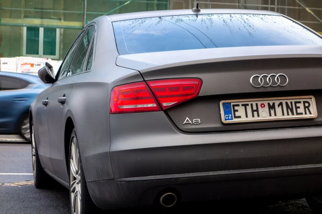 Šedé audi s českou SPZ