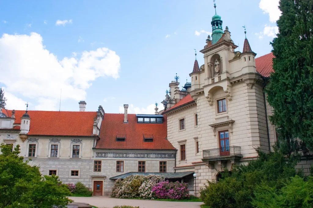Shutterstock_1721061523 1 1 - SportDeník Součástí parku je i pohádkový zámek.