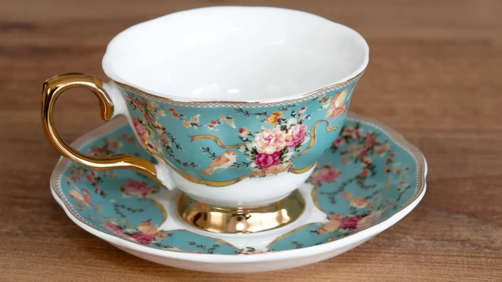 Shutterstock_1900049479 - SportDeník Malovaný porcelánový hrnek s podšálkem