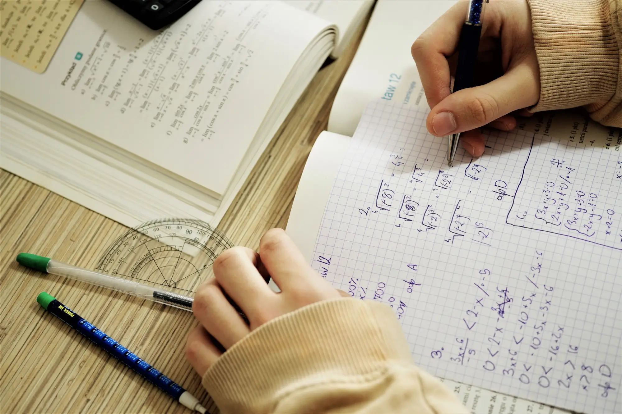 Studentka počítá příklad z matematiky do sešitu