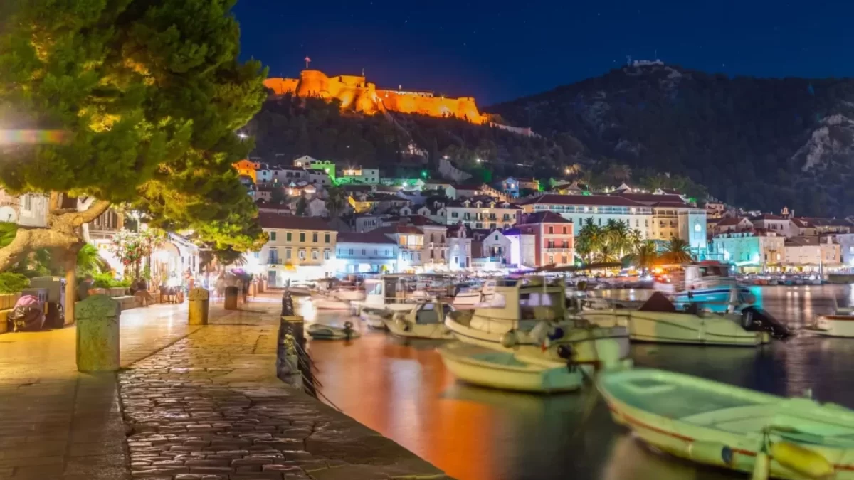 Večer ve městě Hvar