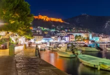 Večer ve městě Hvar