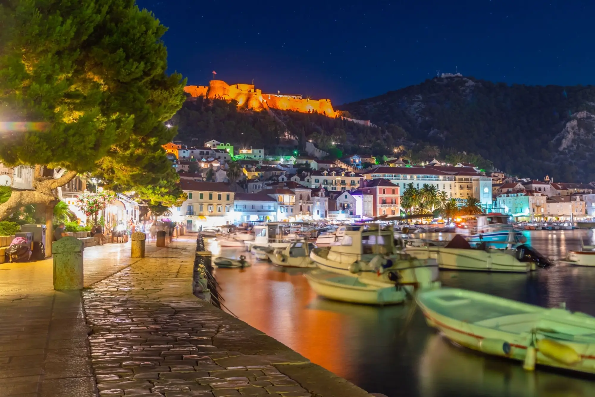 Večer ve městě Hvar