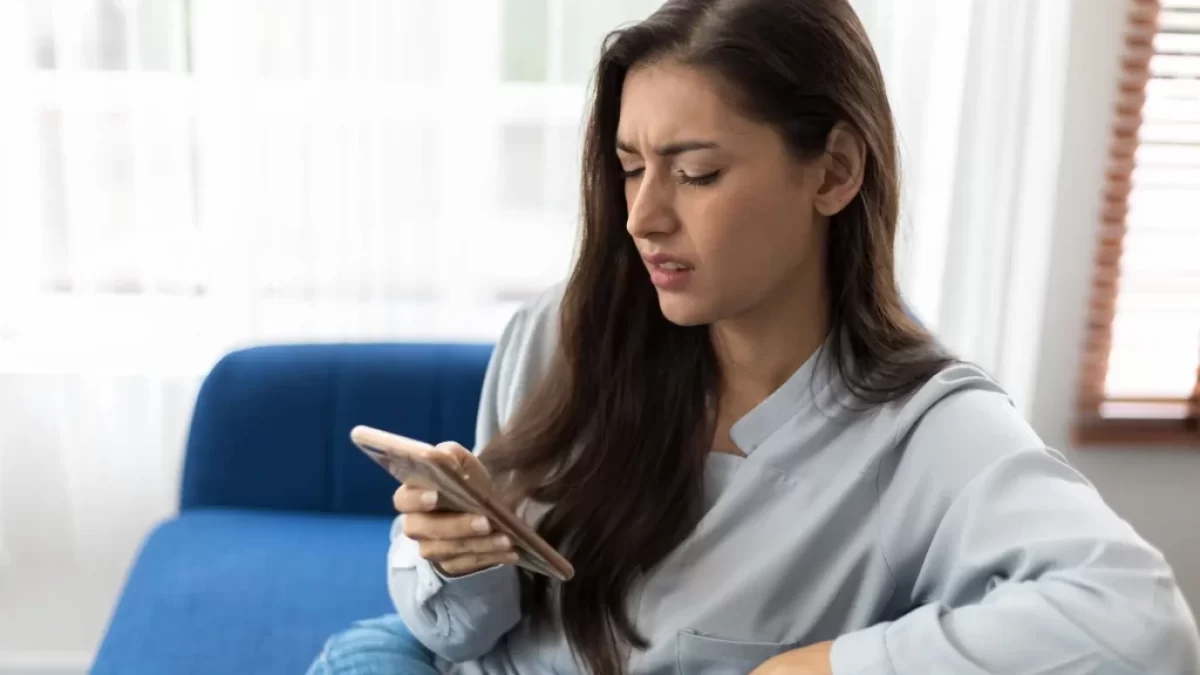 Žena přemýšlí u mobilu