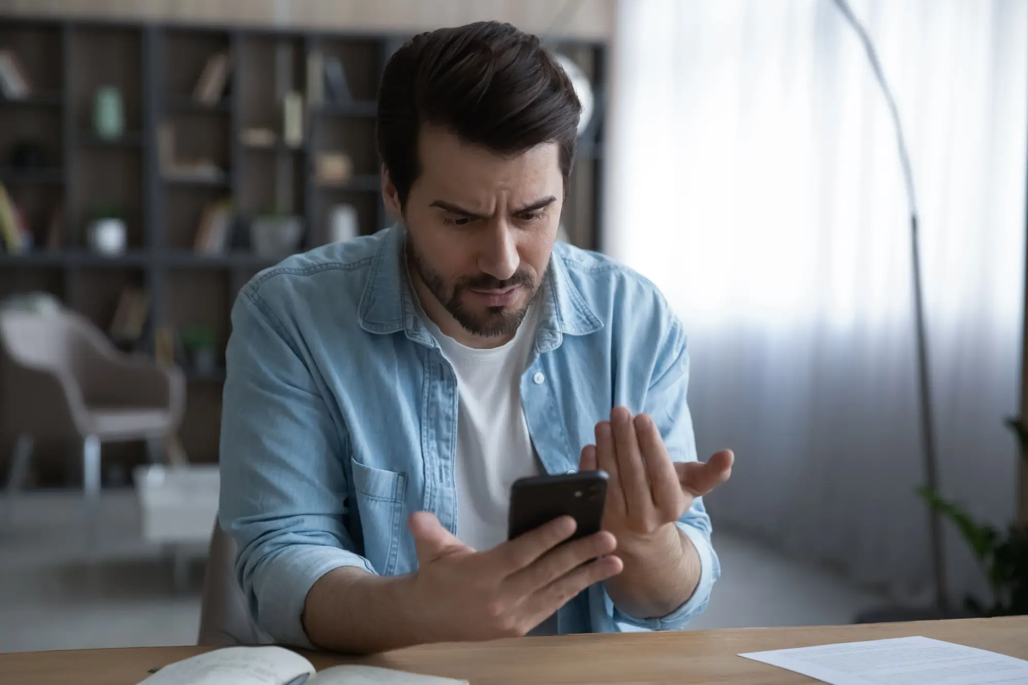 Shutterstock_2045989148 - SportDeník Rozčarovaný muž u mobilního telefonu
