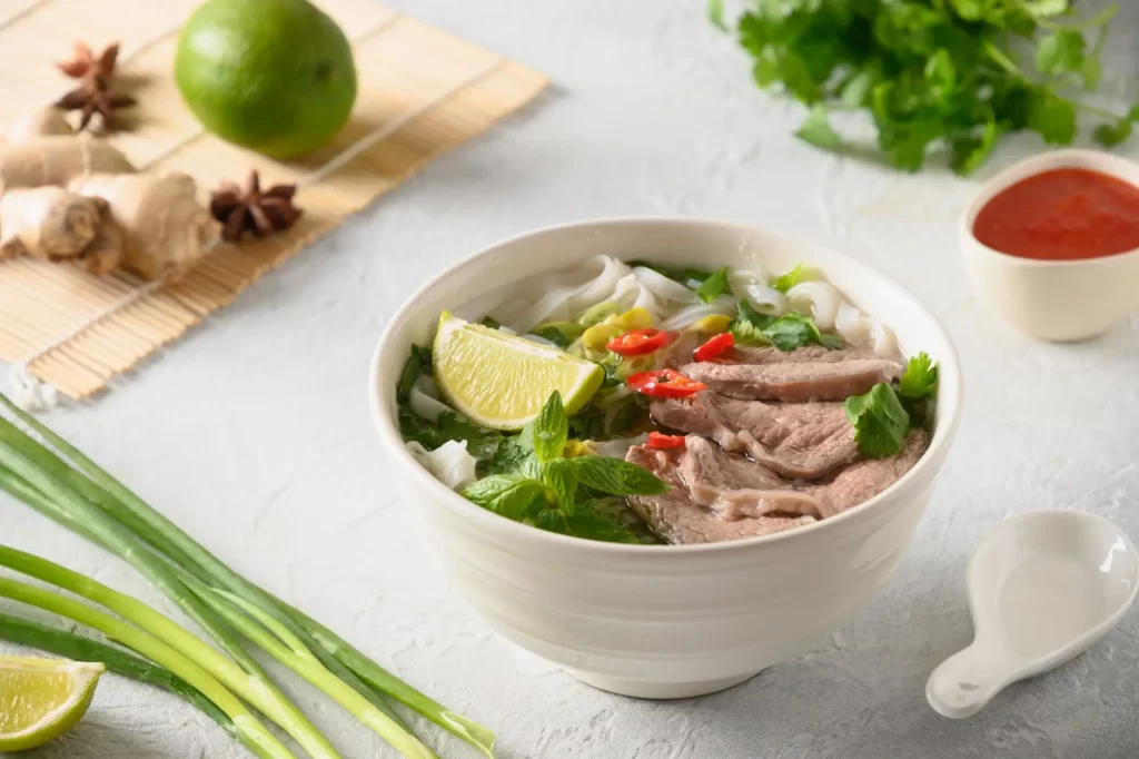 Shutterstock_2055434888 - SportDeník Pho Bo je podle Japonců poctivá polévka. Žádná jiná ve světě se jí nevyrovná.