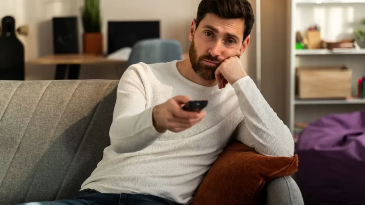 Nešťastný muž s dálkovým TV ovládáním