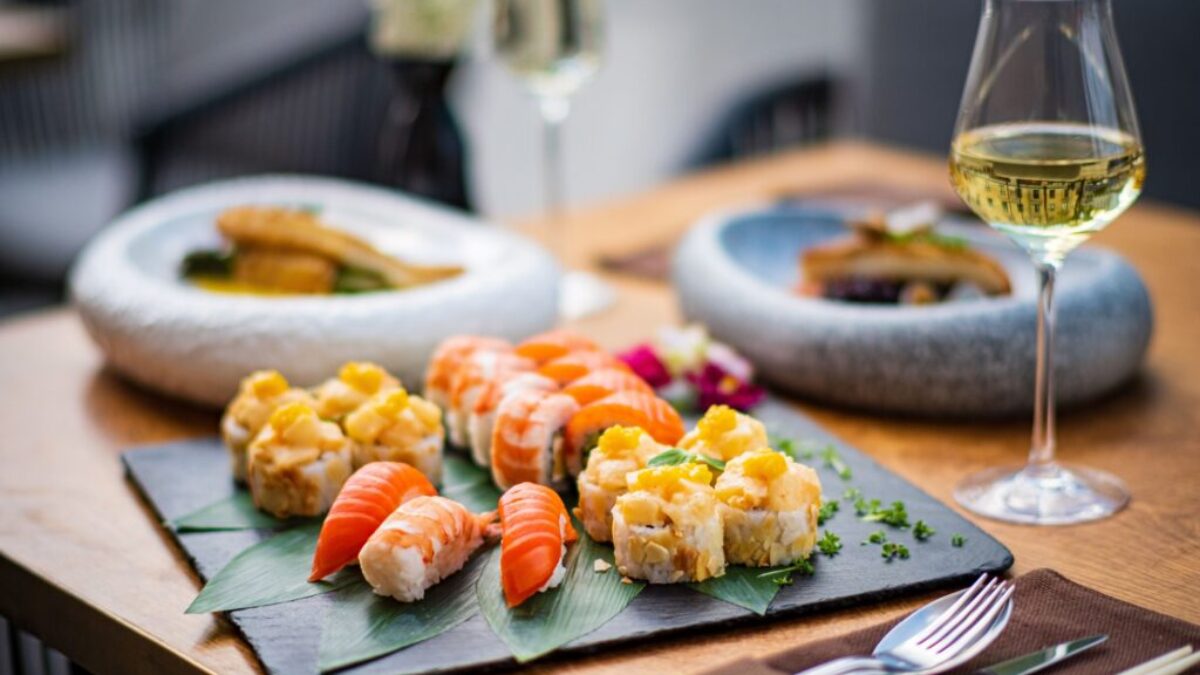 Sushi se sklenicí bílého vína
