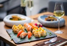 Sushi se sklenicí bílého vína