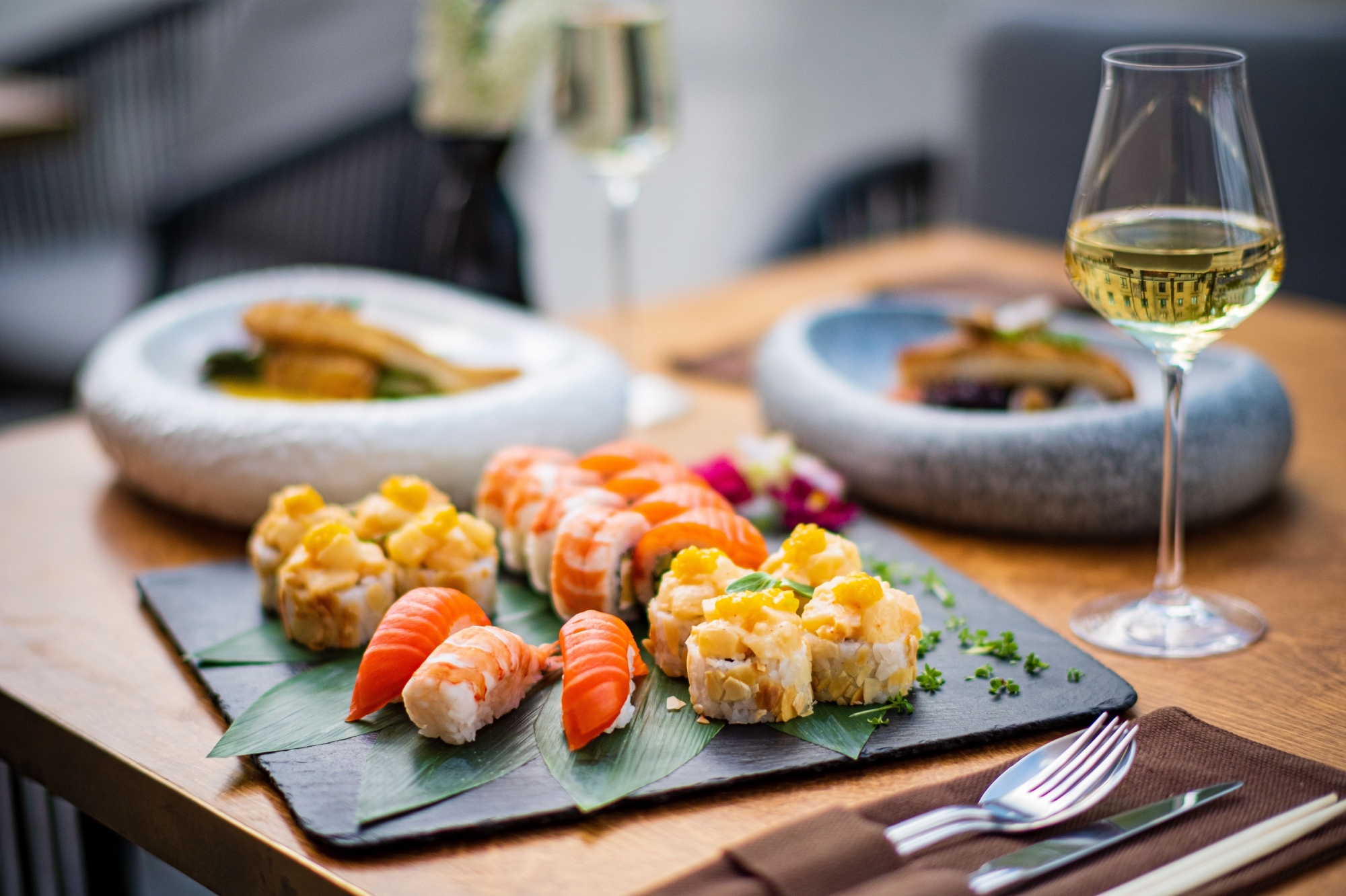 Sushi se sklenicí bílého vína