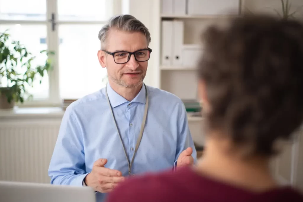 Na pohovor se pečlivě připravte, zdroj: Shutterstock - SportDeník muž na pohovoru