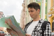 turista s mapou