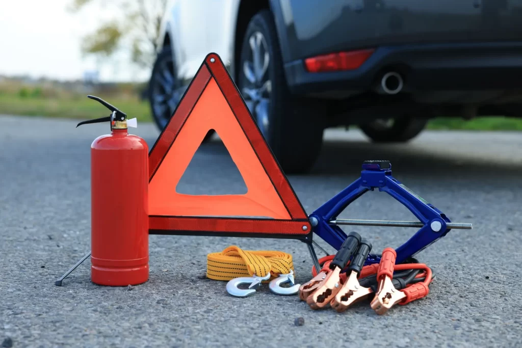 Shutterstock_2216811231 - SportDeník Každé auto musí mít v kufru uloženou povinnou výbavu.