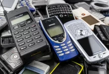 Staré mobilní telefony na hromadě