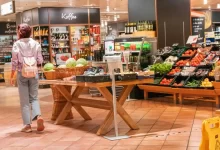 žena nakupuje v německém obchodě