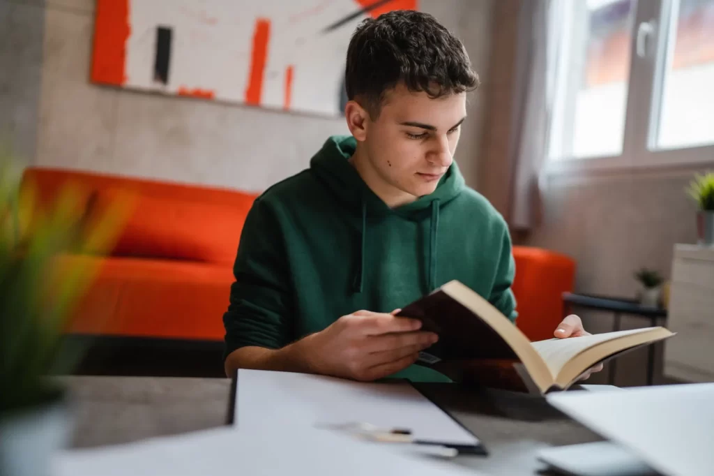 Všeobecný přehled se rozhodně nehodí jen uchazečům o studium na vysoké škole, FOTO: Shutterstock - SportDeník muž studuje