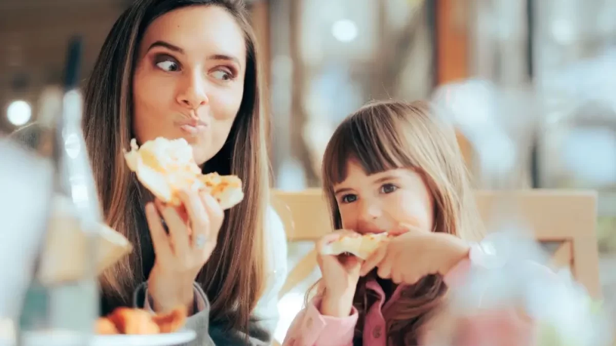 žena s dcerou jedí pizzu
