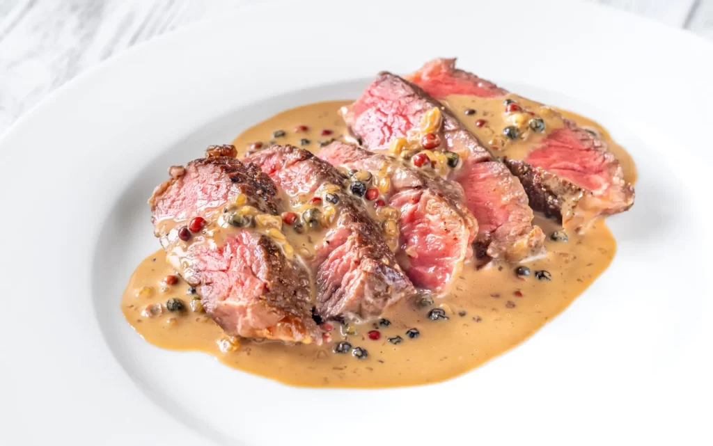 Shutterstock_2406413167 - SportDeník Steak s pepřovou omáčkou