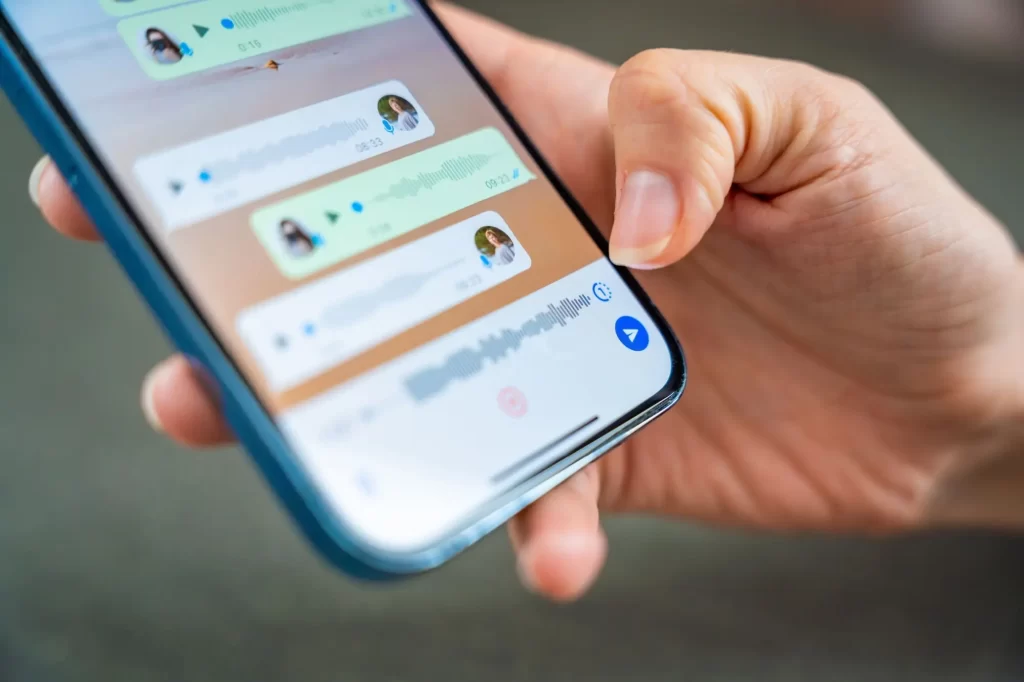 Žena posílá hlasovou zprávu přes WhatsApp