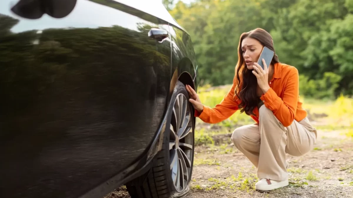 žena potřebuje opravit auto