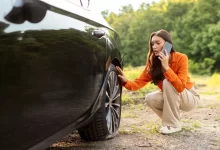 žena potřebuje opravit auto