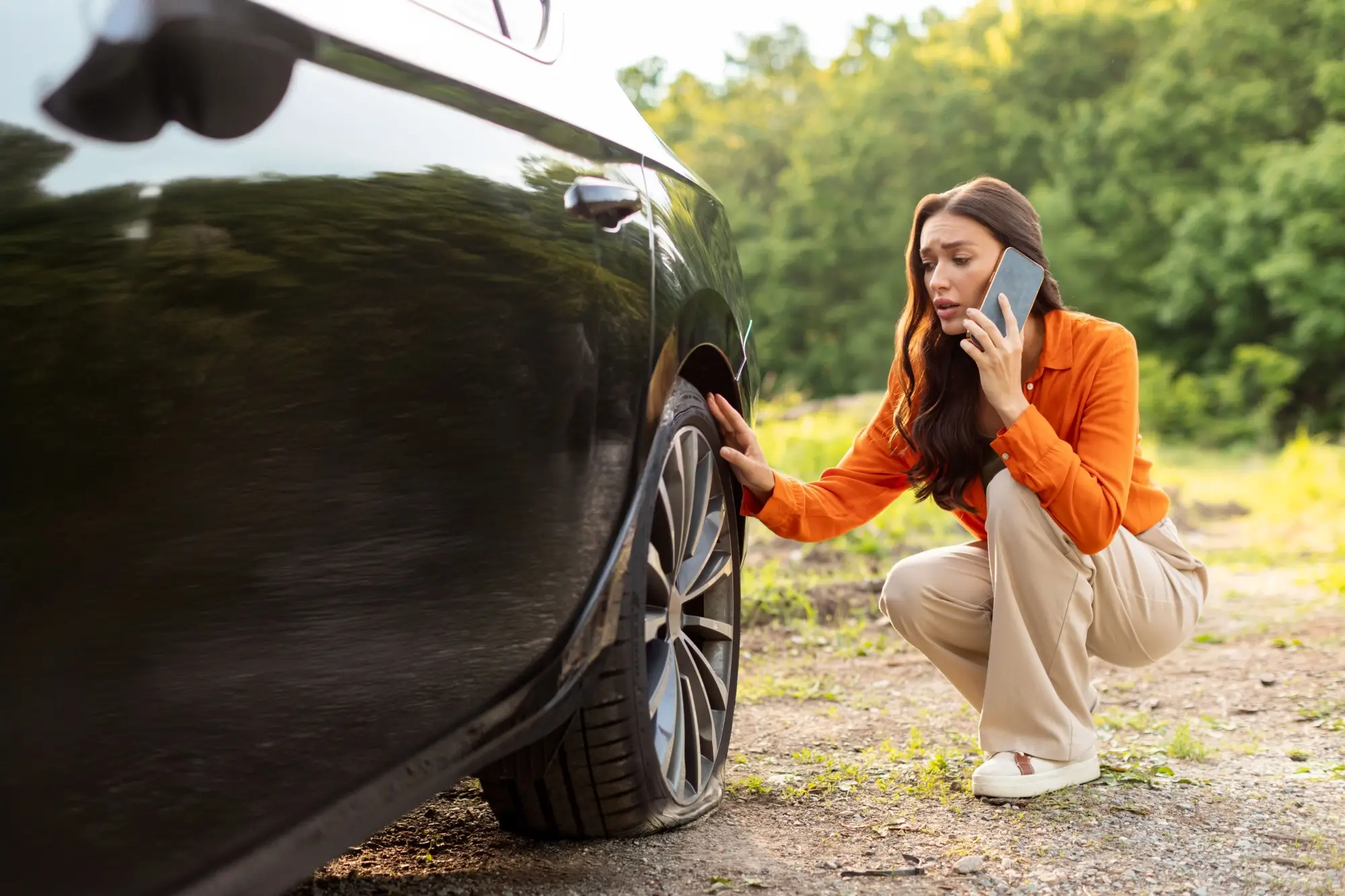 žena potřebuje opravit auto