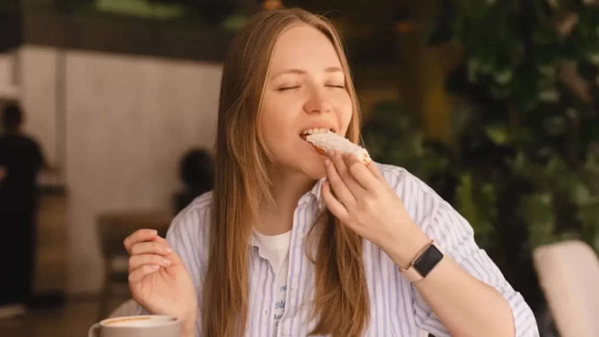 žena jí zákusek