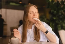 žena jí zákusek