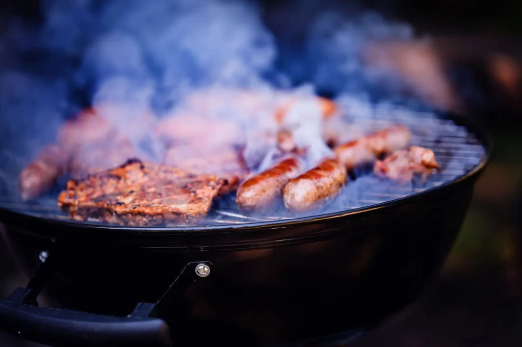 Shutterstock_2468979459 - SportDeník Maso a klobásy na rozpáleném grilu