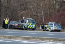 Policie provádějící sikniční kontrolu