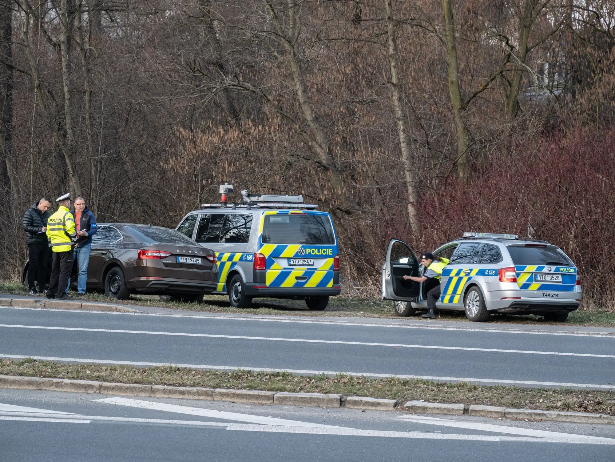 Policie provádějící sikniční kontrolu