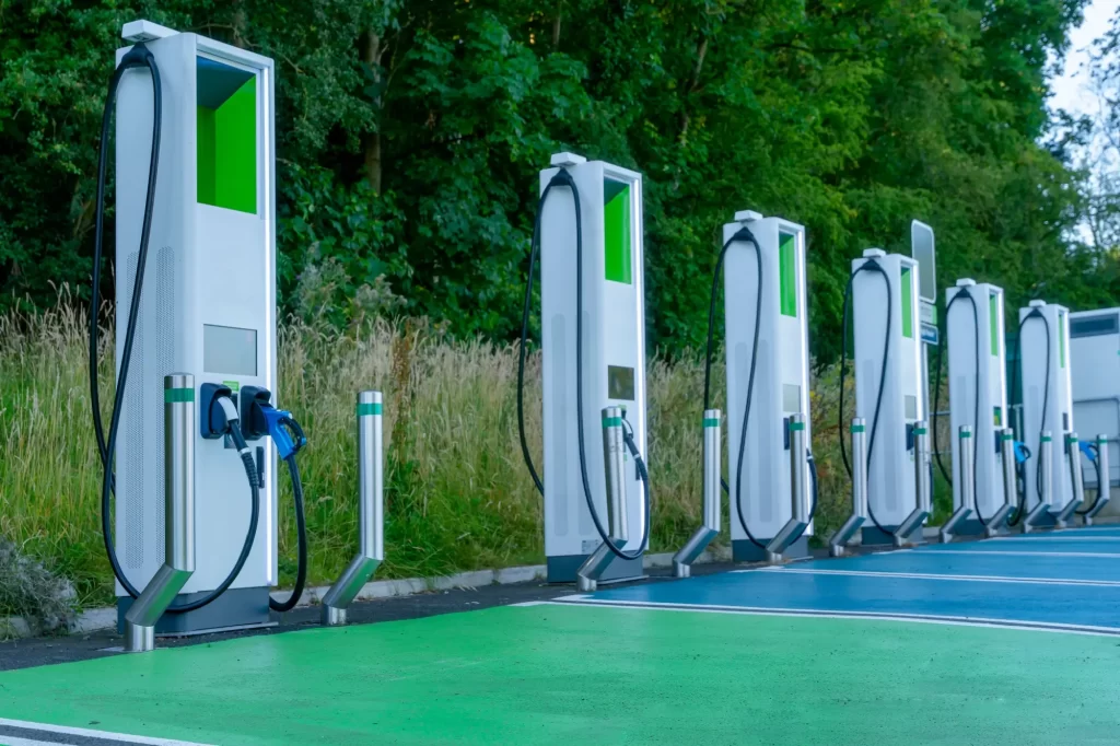 Shutterstock_2496954321 - SportDeník Nabíjecí stanice pro elektromobily