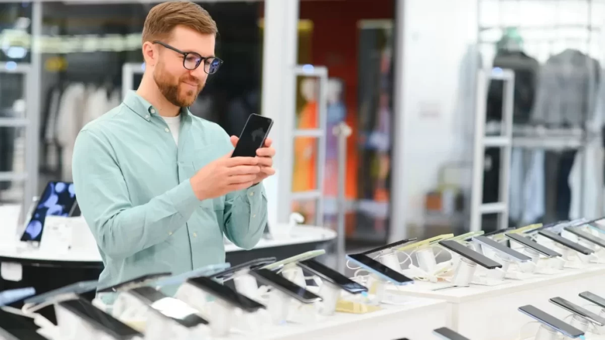 Muž v obchodě s mobily