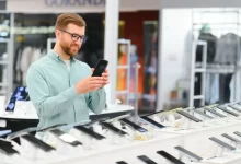 Muž v obchodě s mobily