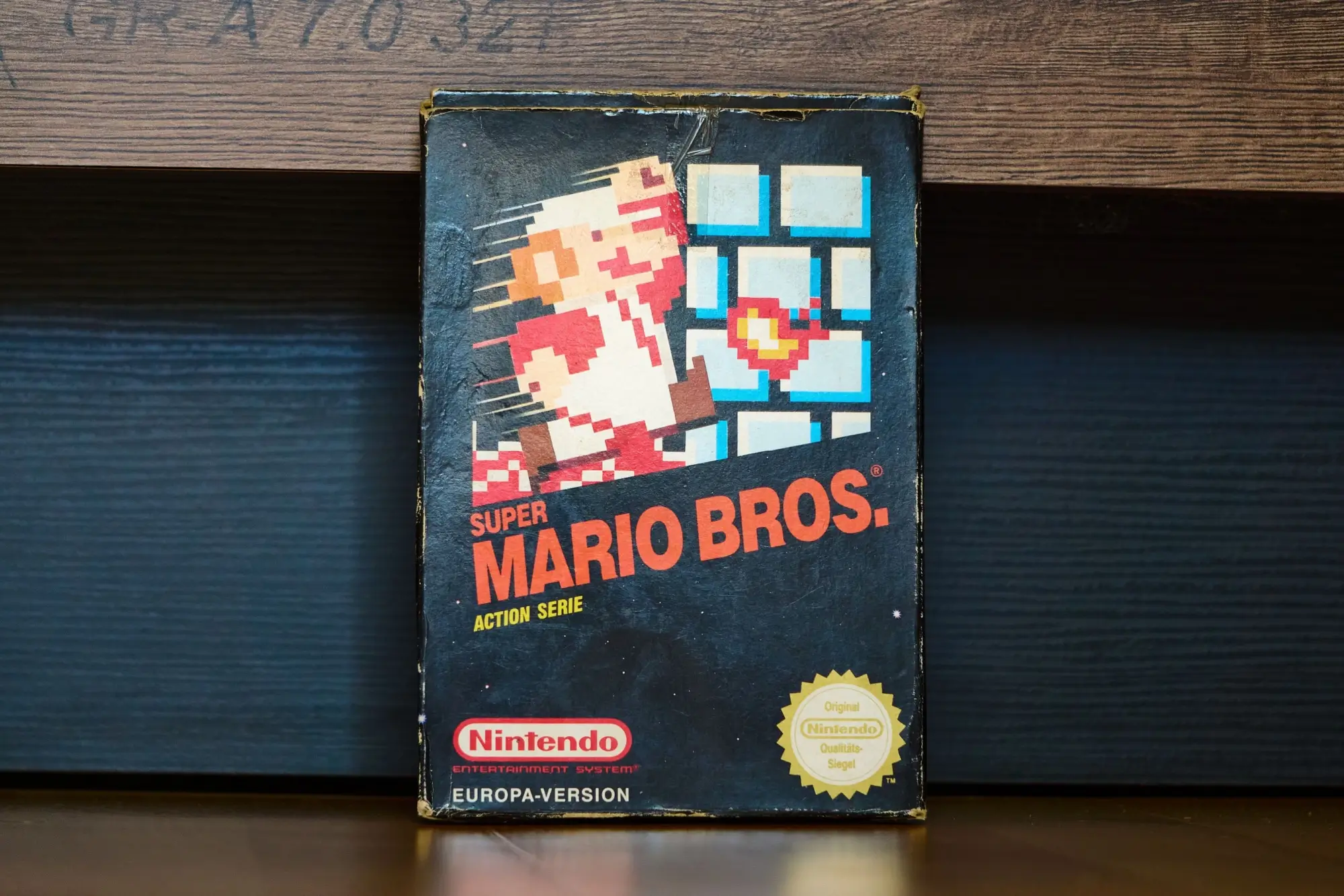 Shutterstock_2507107843 - SportDeník Originální krabice hry Super Mario Bros.