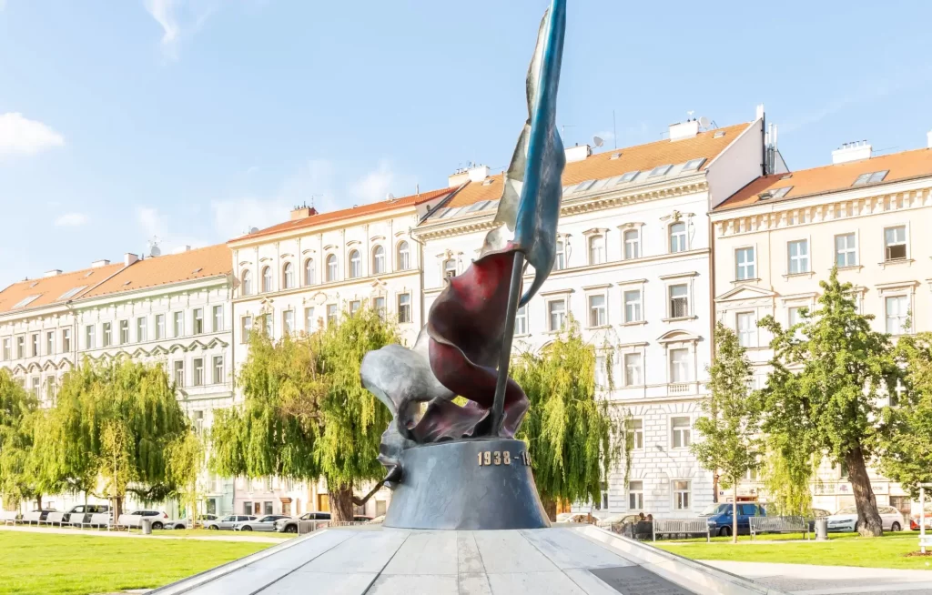 Socha vlajky od Vladimíra Preclíka na Klárově