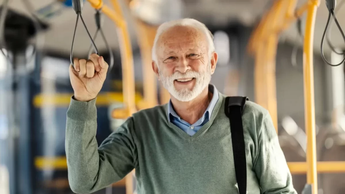 senior cestuje