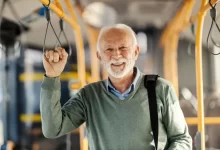 senior cestuje