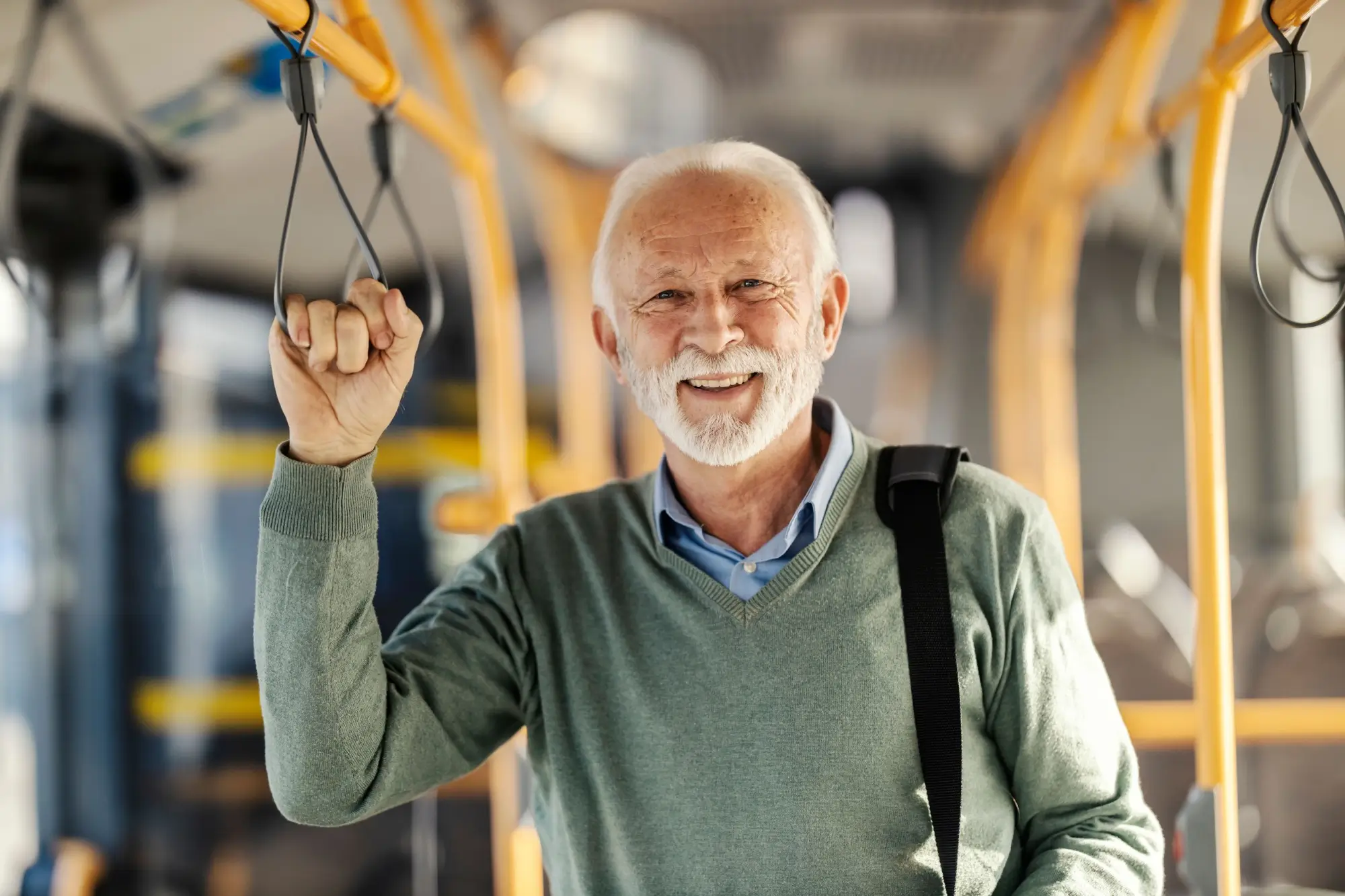 senior cestuje