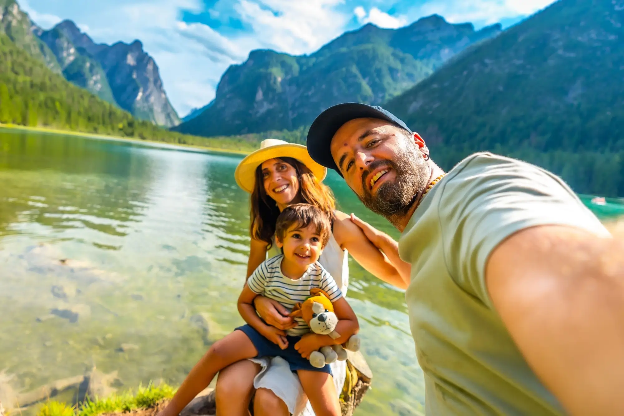 Shutterstock_2557153907 - SportDeník Rodinné selfie na dovolené