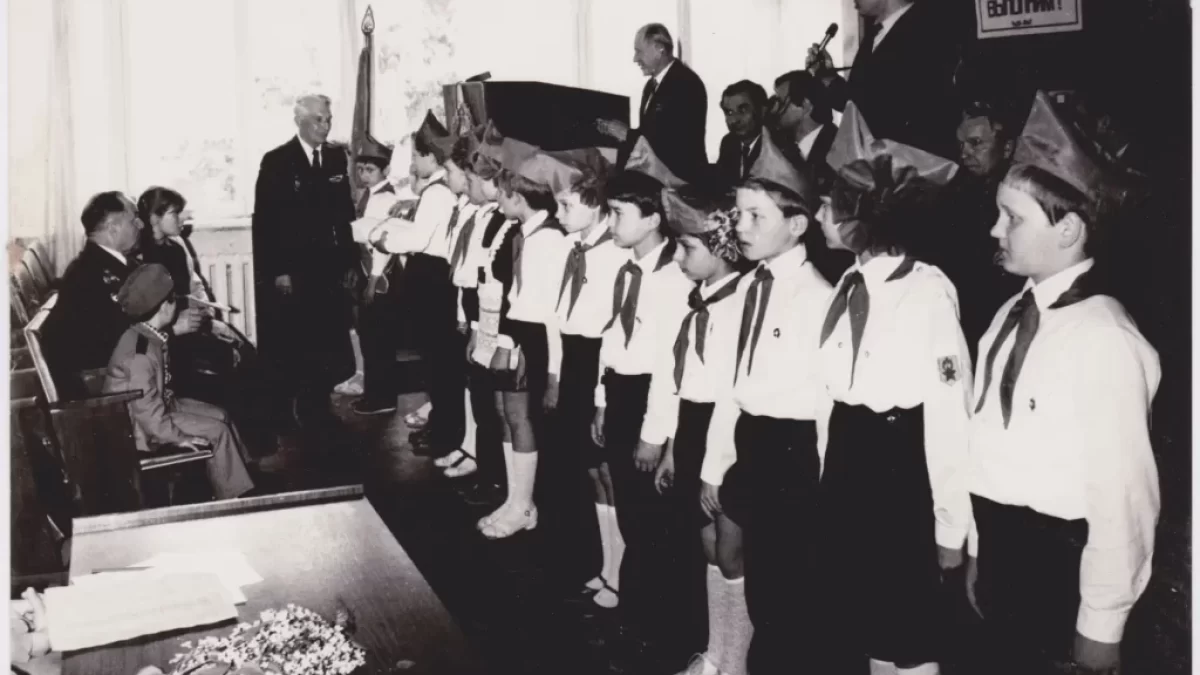 Mladí pionýři stojící v řadě