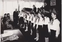 Mladí pionýři stojící v řadě
