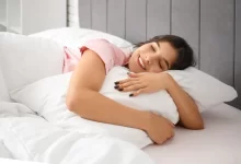 žena leží v posteli