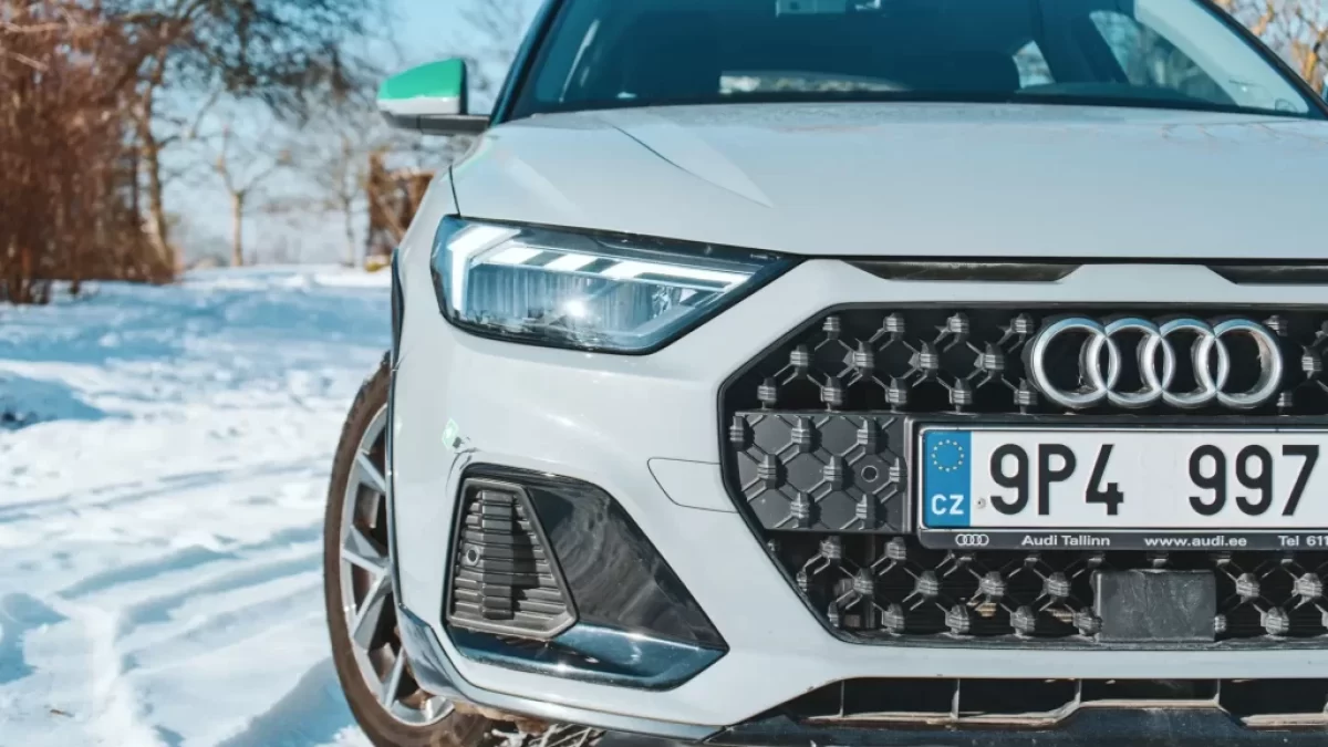 Bílé audi s českou registrační značkou